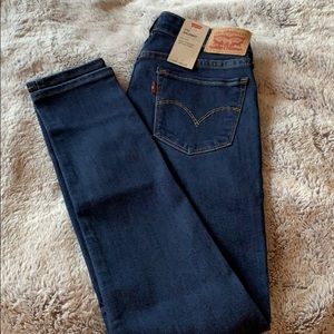 Levi’s 711 Skinny Jeans
